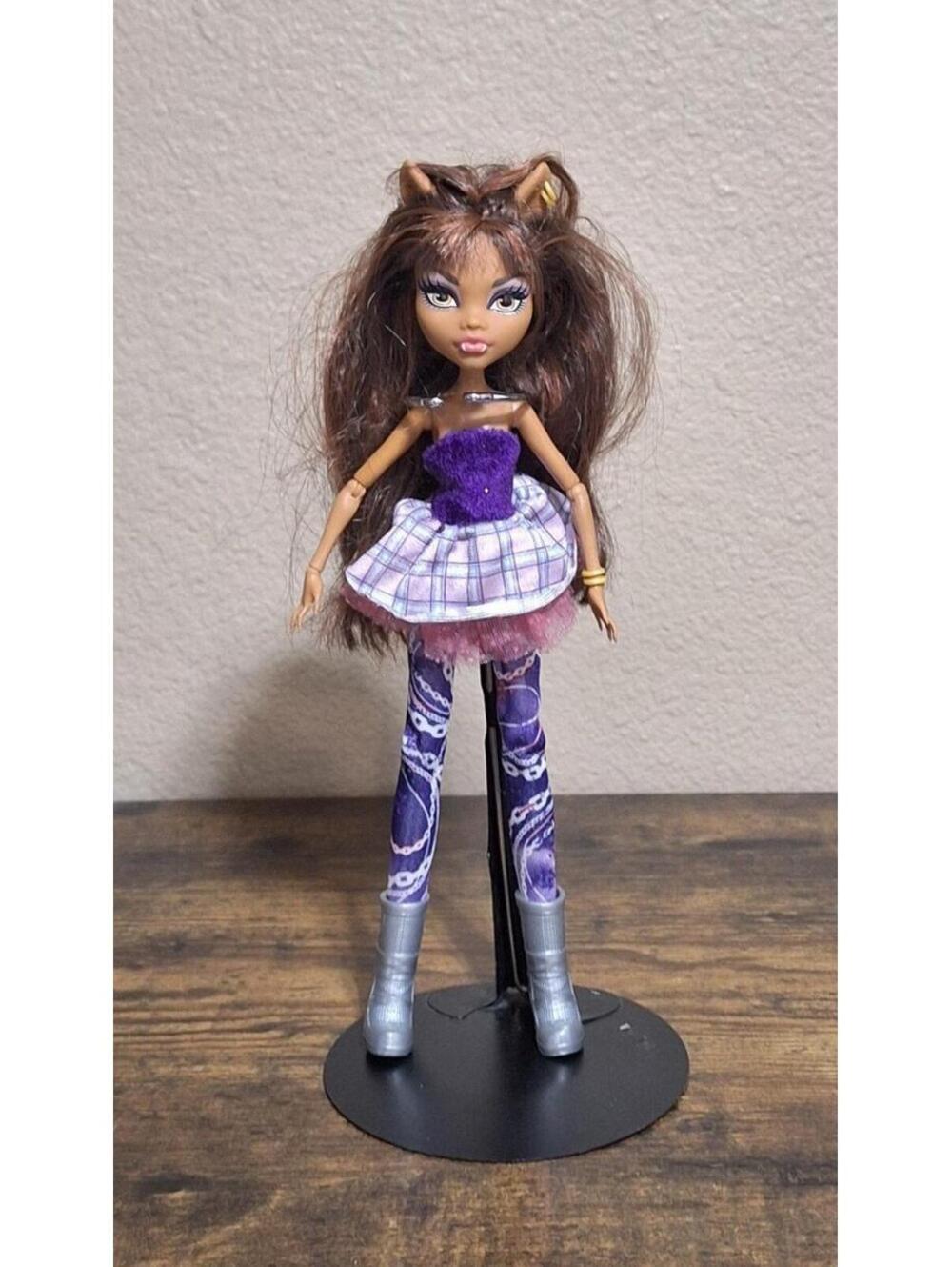 2008 Monster High Clawdeen Wolf With Purple & Pink Outfit.